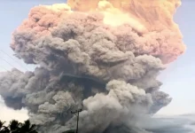 Vulcão Lewotobi Laki-Laki entra em erupção em Indonésia, soltando coluna de cinzas a 11 km de altura, causando impacto na região e obrigando moradores a usar máscaras de proteção.