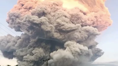 Vulcão Lewotobi Laki-Laki entra em erupção em Indonésia, soltando coluna de cinzas a 11 km de altura, causando impacto na região e obrigando moradores a usar máscaras de proteção.