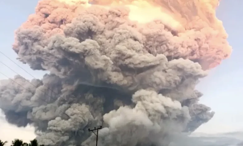 Vulcão Lewotobi Laki-Laki entra em erupção em Indonésia, soltando coluna de cinzas a 11 km de altura, causando impacto na região e obrigando moradores a usar máscaras de proteção.