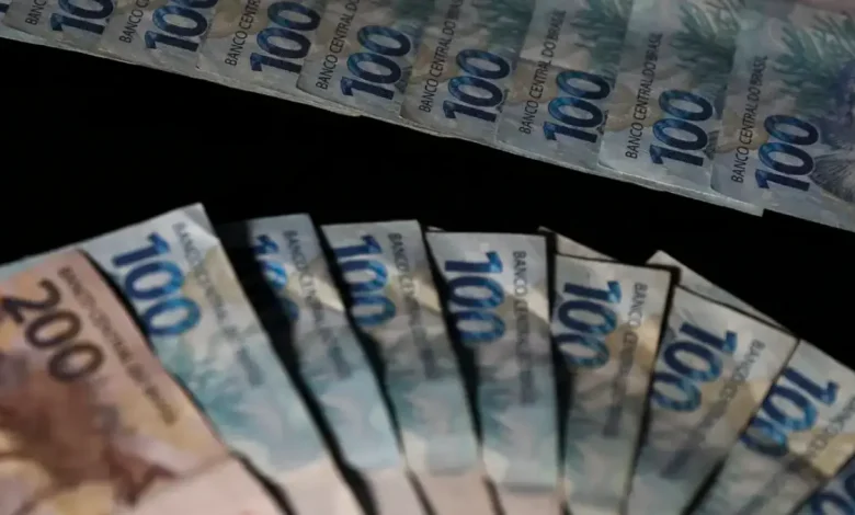 Receita bruta da União em maio: R$ 230,152 bilhões, um patamar histórico e 8,7% acima das estimativas, impulsionado pelo crescimento econômico, expansão do mercado de trabalho e melhoria da confiança dos investidores.