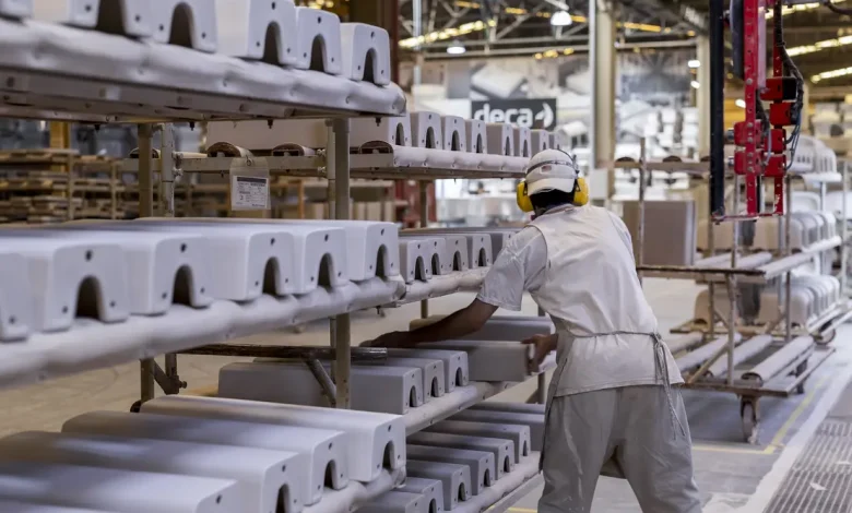 Situacao financeira da Dexco, empresa produtora de Jundiaí, SP, enfrenta desafios financeiros, com despesas elevadas e fluxo de caixa negativamente afetado, apesar da queda da Selic.