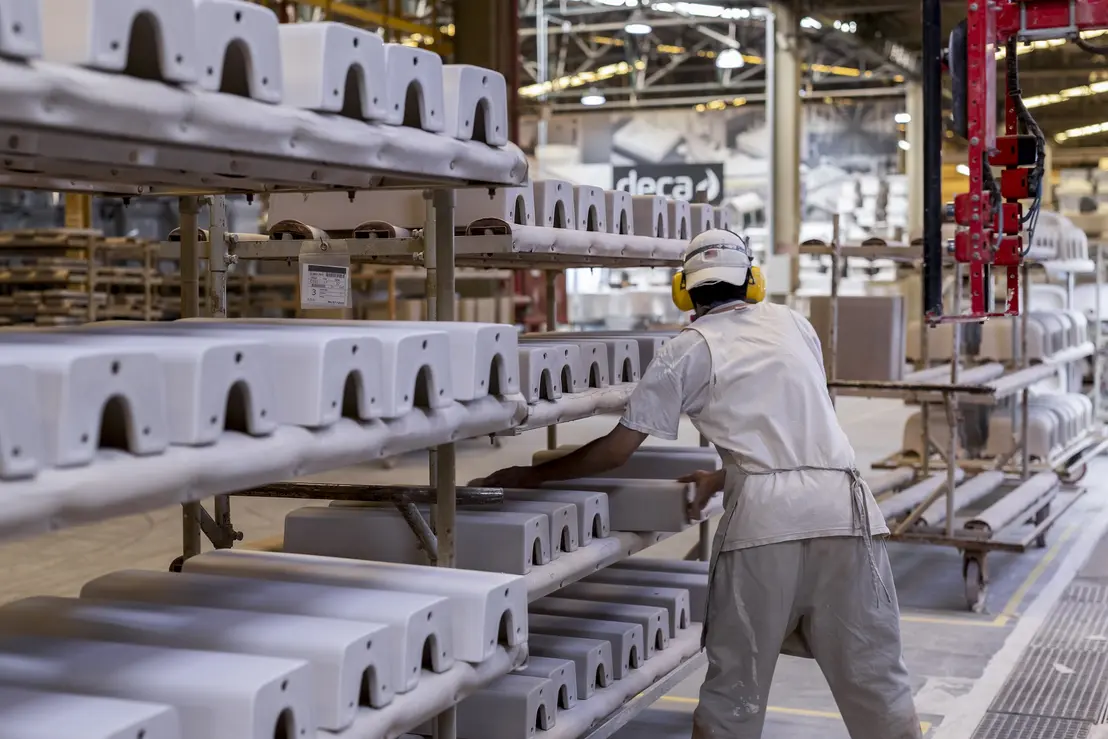 Situacao financeira da Dexco, empresa produtora de Jundiaí, SP, enfrenta desafios financeiros, com despesas elevadas e fluxo de caixa negativamente afetado, apesar da queda da Selic.