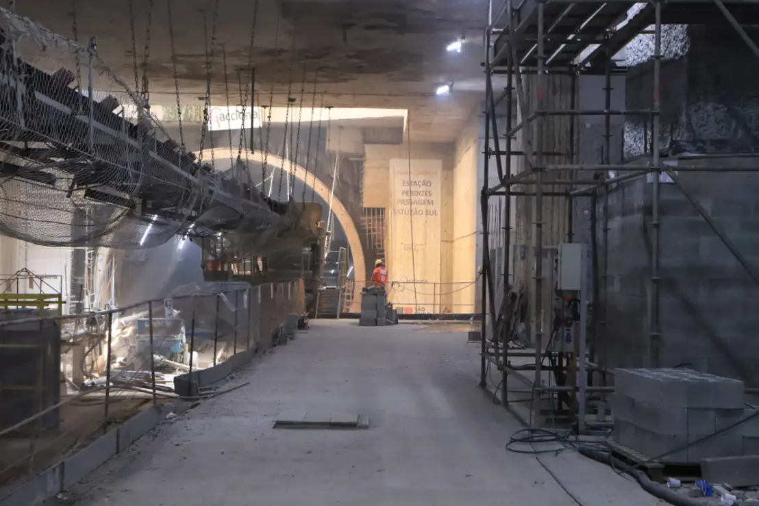 A Estação Perdizes, a obra mais avançada da Linha 6-Laranja, atinge 80% de conclusão, confirmada entrega em 2026; localizada em um dos bairros mais movimentados da cidade, a estação garantirá infraestrutura segura e confortável para passageiros.