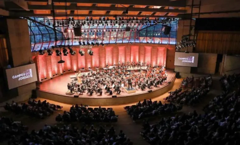Descubra o Festival de Campos do Jordão, um dos eventos mais esperados do país, que chega à sua 55ª edição em 2025! Mais de 75 concertos gratuitos, distribuídos entre quatro palcos em Campos do Jordão e São Paulo, garantem uma experiência única e emocionante para todos os gostos.