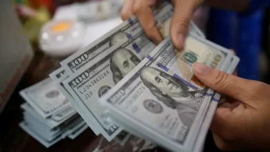 A instabilidade do dólar é influenciada por fatores como política monetária, inflação, juros e tensões geopolíticas, incluindo a disputa comercial entre EUA e China, e a situação política no Oriente Médio.