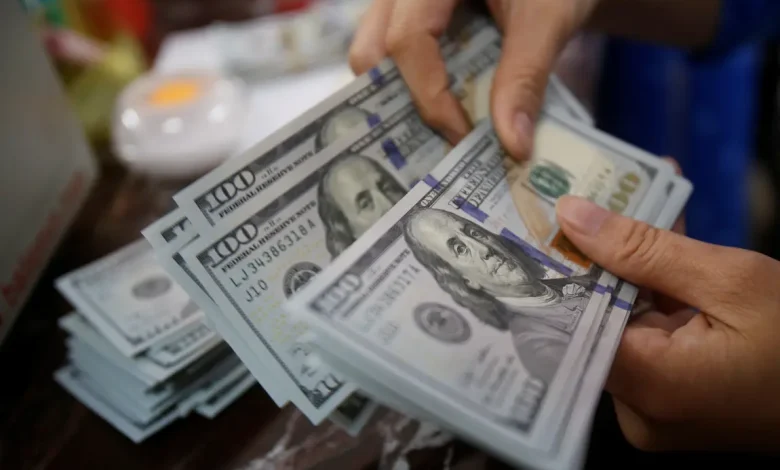 A instabilidade do dólar é influenciada por fatores como política monetária, inflação, juros e tensões geopolíticas, incluindo a disputa comercial entre EUA e China, e a situação política no Oriente Médio.