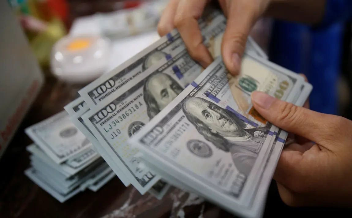 A instabilidade do dólar é influenciada por fatores como política monetária, inflação, juros e tensões geopolíticas, incluindo a disputa comercial entre EUA e China, e a situação política no Oriente Médio.