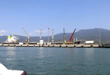 Porto de São Sebastião está pronto para expandir seu setor de óleo e gás com a instalação da primeira base offshore permanente do estado de SP, ampliando sua capacidade e gerando empregos e investimentos na região.