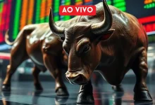 Bolsas de valores nos EUA registram alta, com expectativa em decisões chinesas e estabilidade financeira nos EUA. Outros mercados também se recuperam, apesar de preocupações econômicas.