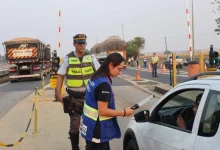 A década após a Lei Seca no Brasil, o Detran-SP reforça fiscalização de motoristas alcoólatras com aumento de agentes nas ruas e tecnologia para detecção de alcoolemia, visando reduzir acidentes e vítimas fatais.