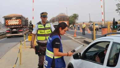 A década após a Lei Seca no Brasil, o Detran-SP reforça fiscalização de motoristas alcoólatras com aumento de agentes nas ruas e tecnologia para detecção de alcoolemia, visando reduzir acidentes e vítimas fatais.