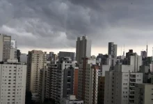 Frente fria avança sobre SP, trazendo um domingo nublado e chuvoso. Temperaturas mínimas cairão entre 15°C e 18°C e máximas entre 22°C e 25°C. Chuva será pontual, mas é importante cuidado na estrada.