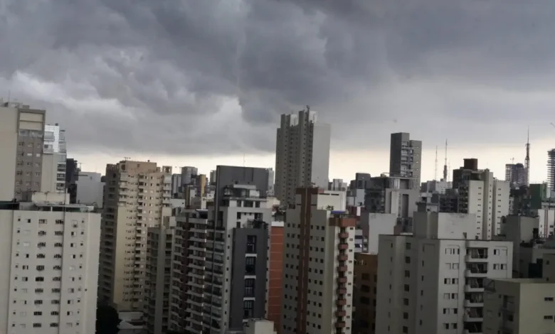 Frente fria avança sobre SP, trazendo um domingo nublado e chuvoso. Temperaturas mínimas cairão entre 15°C e 18°C e máximas entre 22°C e 25°C. Chuva será pontual, mas é importante cuidado na estrada.