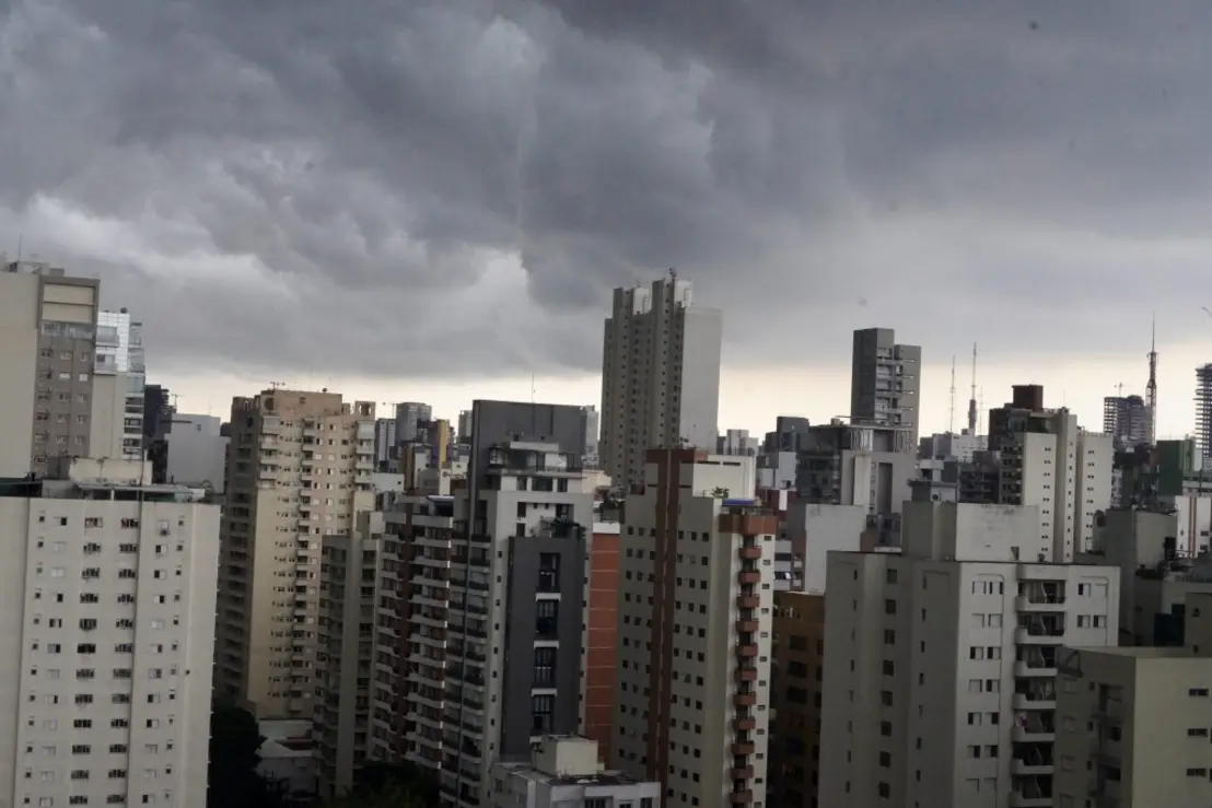 Frente fria avança sobre SP, trazendo um domingo nublado e chuvoso. Temperaturas mínimas cairão entre 15°C e 18°C e máximas entre 22°C e 25°C. Chuva será pontual, mas é importante cuidado na estrada.