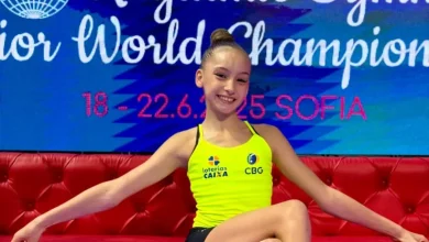 Beatriz Soares, 14 anos, é uma jovem ginasta brasileira que representa o país no Mundial Juvenil de Ginástica Rítmica, com dedicação e esforço para conquistar a medalha e fazer história.