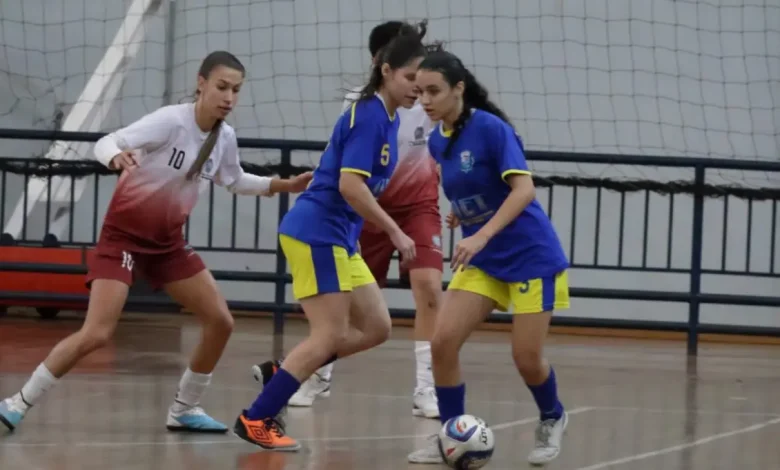A delegação de São José dos Campos conquista o título dos Jogos Abertos da Juventude pela 5ª vez consecutiva, com uma performance impressionante em seis categorias diferentes, somando 126 pontos e demonstrando habilidade individual e capacidade de trabalho em equipe.