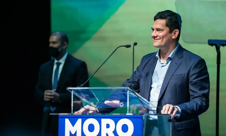 Ex-juiz Sergio Moro surge como um dos principais candidatos ao governo do Paraná com 46,5% dos votos, conquistando a liderança com propostas de redução de despesa pública e melhoria da segurança pública.