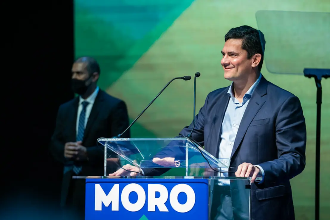 Ex-juiz Sergio Moro surge como um dos principais candidatos ao governo do Paraná com 46,5% dos votos, conquistando a liderança com propostas de redução de despesa pública e melhoria da segurança pública.