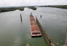 A hidrovia Tietê-Paraná, com 2.400 km de vias navegáveis, é um importante corredor logístico para o agronegócio, conectando regiões produtoras ao Sudeste e promovendo desenvolvimento sustentável com obras de expansão e modernização.