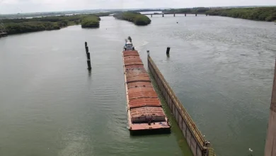 A hidrovia Tietê-Paraná, com 2.400 km de vias navegáveis, é um importante corredor logístico para o agronegócio, conectando regiões produtoras ao Sudeste e promovendo desenvolvimento sustentável com obras de expansão e modernização.