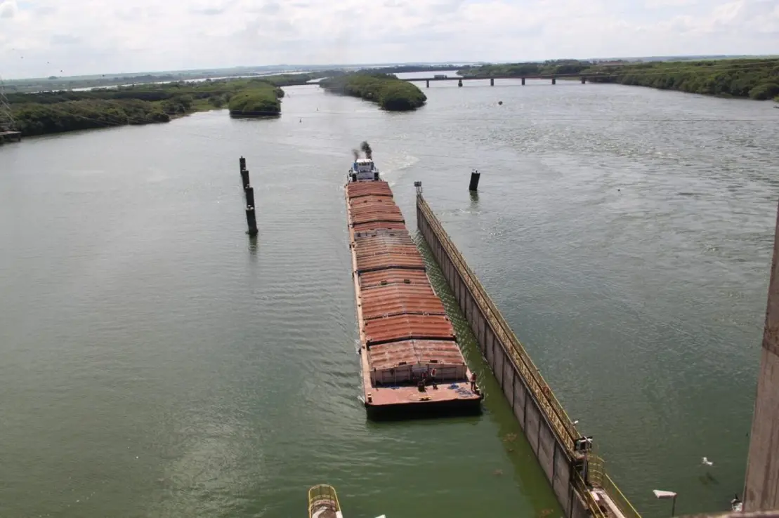 A hidrovia Tietê-Paraná, com 2.400 km de vias navegáveis, é um importante corredor logístico para o agronegócio, conectando regiões produtoras ao Sudeste e promovendo desenvolvimento sustentável com obras de expansão e modernização.
