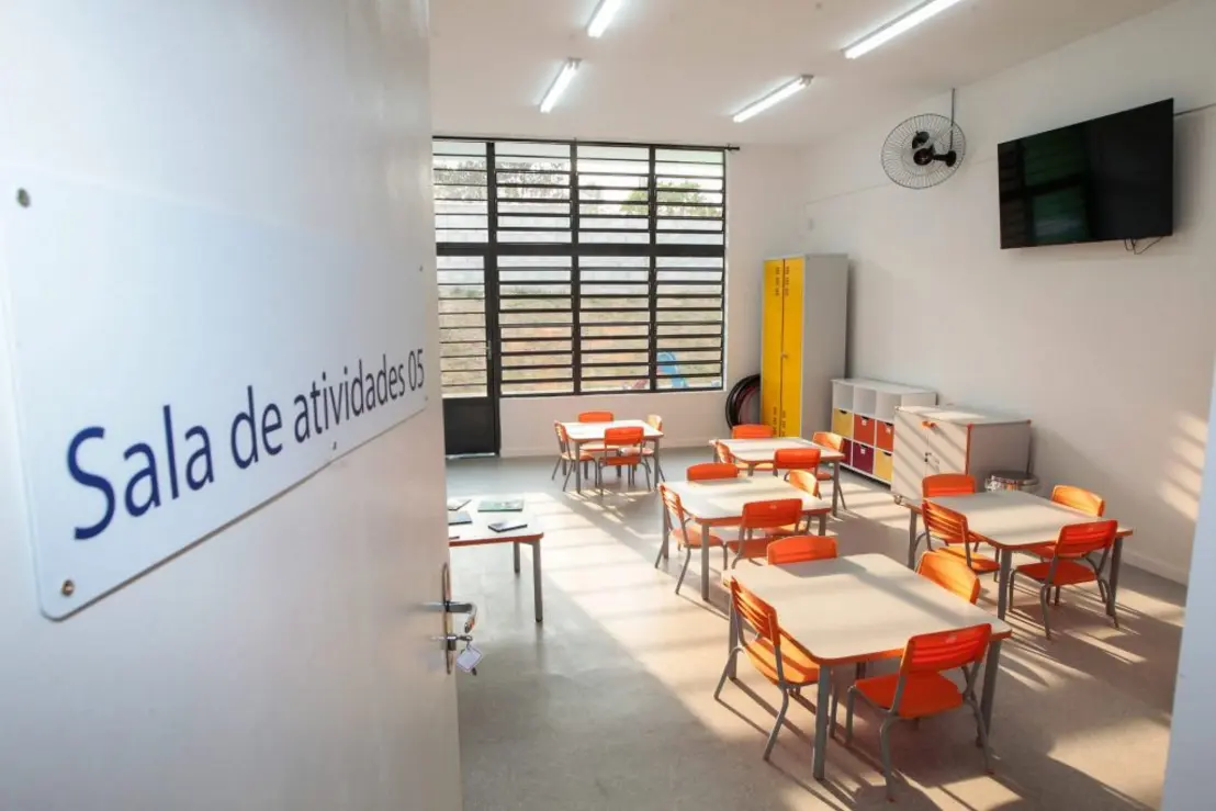 Investimento de R$ 2,4 bilhões em 2.989 unidades de ensino no Estado de São Paulo, resultando em mais de 980 escolas estaduais climatizadas, melhorando confort e segurança para estudantes e profissionais.