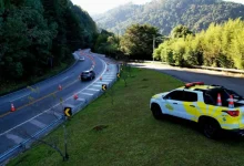 Reforçando a segurança nas rodovias estaduais de São Paulo, a Operação Inverno 2025 inclui monitoramento de trechos com maior circulação de trânsito, apoio à travessia de pedestres, controle de acessos e implementação de medidas para melhorar a mobilidade e reduzir o risco de acidentes.