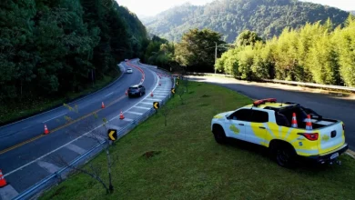 Reforçando a segurança nas rodovias estaduais de São Paulo, a Operação Inverno 2025 inclui monitoramento de trechos com maior circulação de trânsito, apoio à travessia de pedestres, controle de acessos e implementação de medidas para melhorar a mobilidade e reduzir o risco de acidentes.