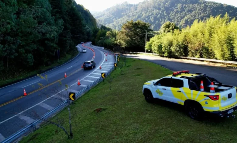 Reforçando a segurança nas rodovias estaduais de São Paulo, a Operação Inverno 2025 inclui monitoramento de trechos com maior circulação de trânsito, apoio à travessia de pedestres, controle de acessos e implementação de medidas para melhorar a mobilidade e reduzir o risco de acidentes.