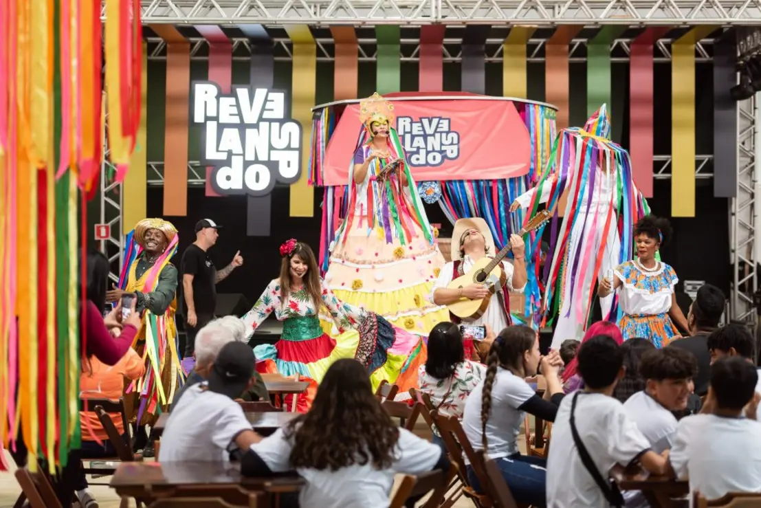 Festival Revelando SP retorna a Iguape com programação de música, dança, teatro e arte, reunindo pessoas de todas as idades e gostos em um ambiente alegre e descontraído.