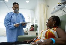 "O Governo do Estado de São Paulo investe R$ 1 bilhão em saúde pública, renovando serviços em 645 municípios e melhorando a qualidade da atenção à saúde da população. Além disso, já destinou mais de R$ 2 bilhões a prefeituras para saúde municipal, garantindo acesso a serviços de saúde de qualidade a todas as regiões do estado."