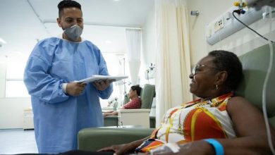 "O Governo do Estado de São Paulo investe R$ 1 bilhão em saúde pública, renovando serviços em 645 municípios e melhorando a qualidade da atenção à saúde da população. Além disso, já destinou mais de R$ 2 bilhões a prefeituras para saúde municipal, garantindo acesso a serviços de saúde de qualidade a todas as regiões do estado."