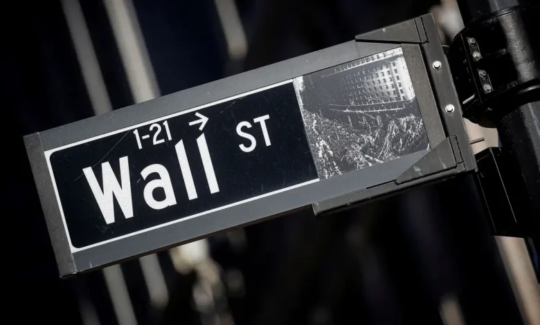 As principais bolsas de valores dos EUA e a SEC trabalham juntas para flexibilizar regulamentações e tornar mais atraente o investimento em ações estrangeiras, potencialmente estimulando o crescimento econômico e atraíndo investimentos estrangeiros.