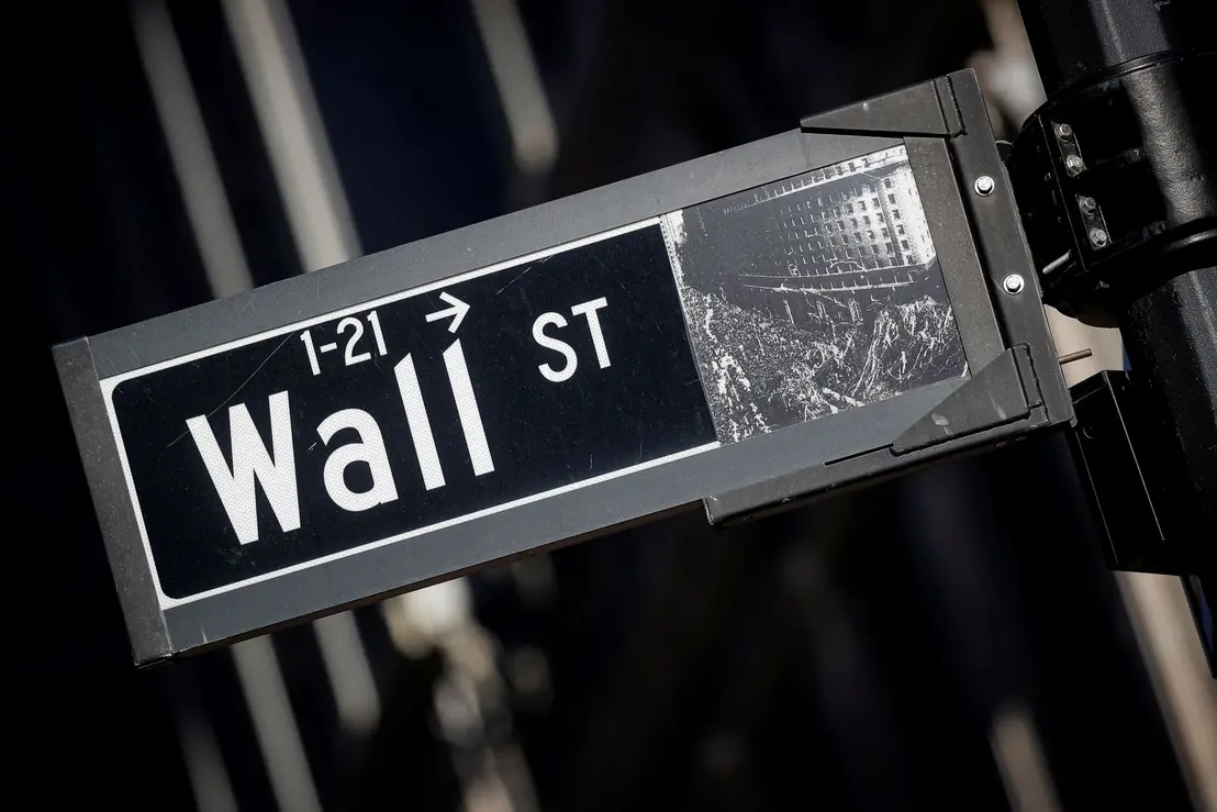 As principais bolsas de valores dos EUA e a SEC trabalham juntas para flexibilizar regulamentações e tornar mais atraente o investimento em ações estrangeiras, potencialmente estimulando o crescimento econômico e atraíndo investimentos estrangeiros.