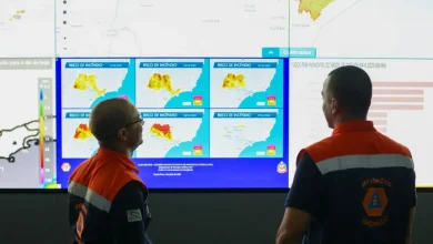 O Governo de São Paulo lança a Sala SP Sem Fogo, uma tecnologia que antecipa em um dia as condições climáticas propícias para incêndios, permitindo uma prevenção e combate mais eficazes a esses eventos e reduzindo riscos para a população e recursos naturais.