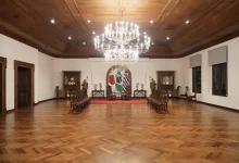 Reinaugurado após rigorosa reforma, o Salão dos Pratos no Palácio dos Bandeirantes retorna à sua autenticidade original, com um foco especial no restauro do teto, portas e piso.