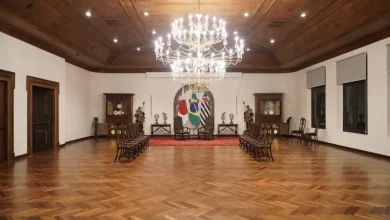 Reinaugurado após rigorosa reforma, o Salão dos Pratos no Palácio dos Bandeirantes retorna à sua autenticidade original, com um foco especial no restauro do teto, portas e piso.