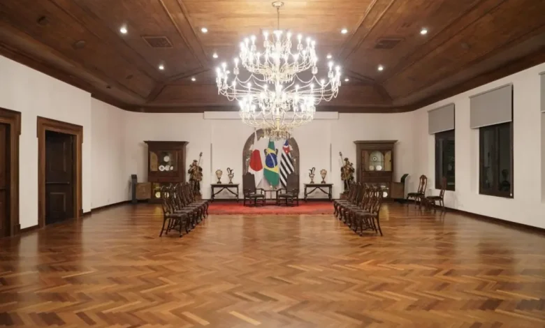 Reinaugurado após rigorosa reforma, o Salão dos Pratos no Palácio dos Bandeirantes retorna à sua autenticidade original, com um foco especial no restauro do teto, portas e piso.
