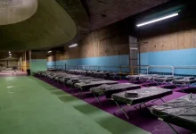 A frente fria aproxima-se do estado de São Paulo, trazendo preocupações com temperaturas que podem cair até 3°C e risco de granizo. Governo e Defesa Civil trabalham em unidade para garantir a segurança e bem-estar da população, com abrigos solidários e serviços de emergência prontos para atender às necessidades.
