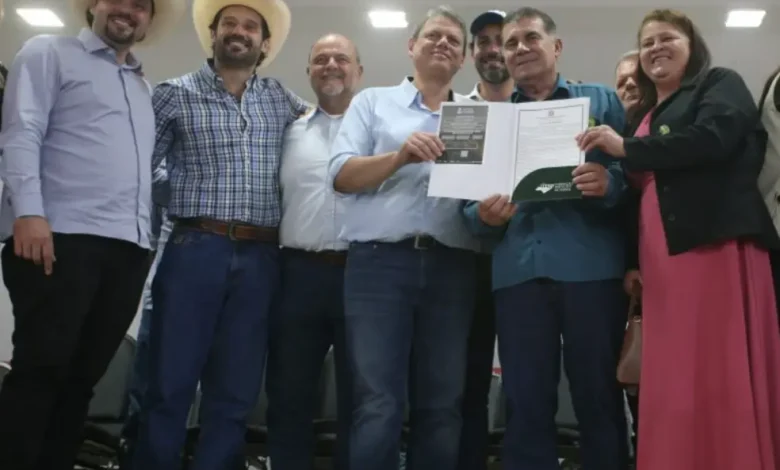 Agricultura do Oeste Paulista recebe impulso com pacote de R$ 16 milhões, que fortalece a agricultura local, promove desenvolvimento socioeconômico e garante segurança jurídica para agricultores, além de melhorar qualidade de vida da população rural.