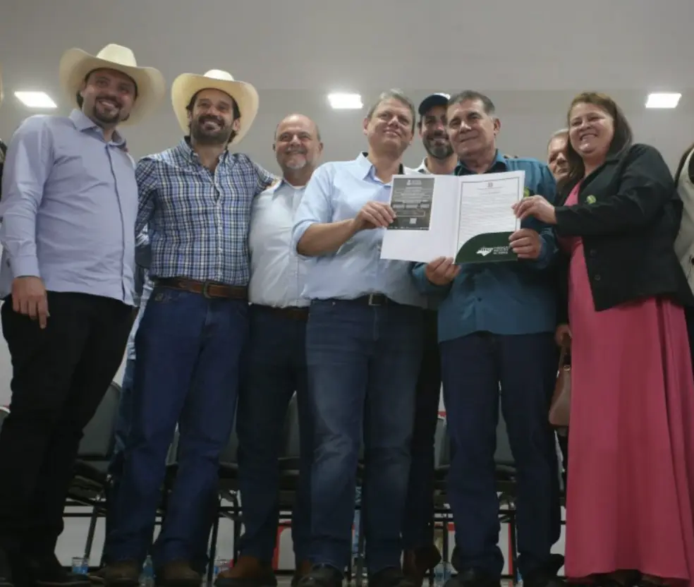 Agricultura do Oeste Paulista recebe impulso com pacote de R$ 16 milhões, que fortalece a agricultura local, promove desenvolvimento socioeconômico e garante segurança jurídica para agricultores, além de melhorar qualidade de vida da população rural.