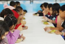 Mais de 3,7 mil escolas de SP oferecem alimentação para estudantes carentes durante férias, garantindo refeições saudáveis ​​e nutricamente equilibradas.