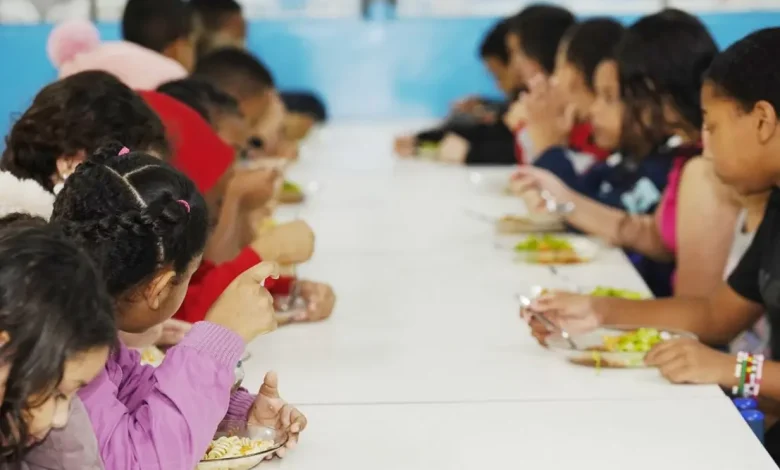 Mais de 3,7 mil escolas de SP oferecem alimentação para estudantes carentes durante férias, garantindo refeições saudáveis e nutricamente equilibradas.