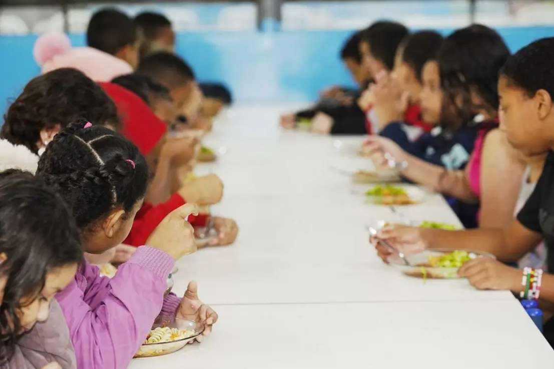 Mais de 3,7 mil escolas de SP oferecem alimentação para estudantes carentes durante férias, garantindo refeições saudáveis ​​e nutricamente equilibradas.