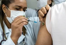 A gripe aviária, tradicionalmente aviária, agora pode ser detectada em humanos, aumentando a possibilidade de contágio entre pessoas e risco de pandemia, afetando a saúde pública e a economia.