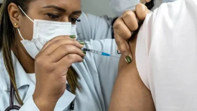 A gripe aviária, tradicionalmente aviária, agora pode ser detectada em humanos, aumentando a possibilidade de contágio entre pessoas e risco de pandemia, afetando a saúde pública e a economia.