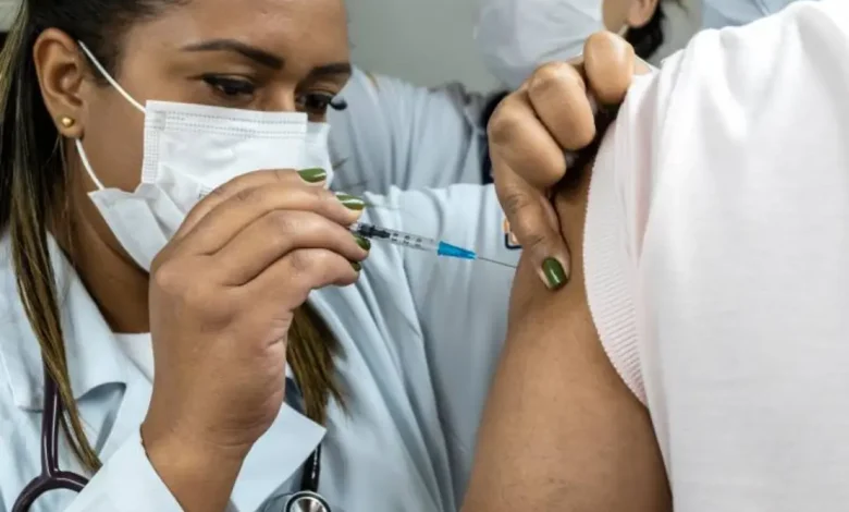 A gripe aviária, tradicionalmente aviária, agora pode ser detectada em humanos, aumentando a possibilidade de contágio entre pessoas e risco de pandemia, afetando a saúde pública e a economia.
