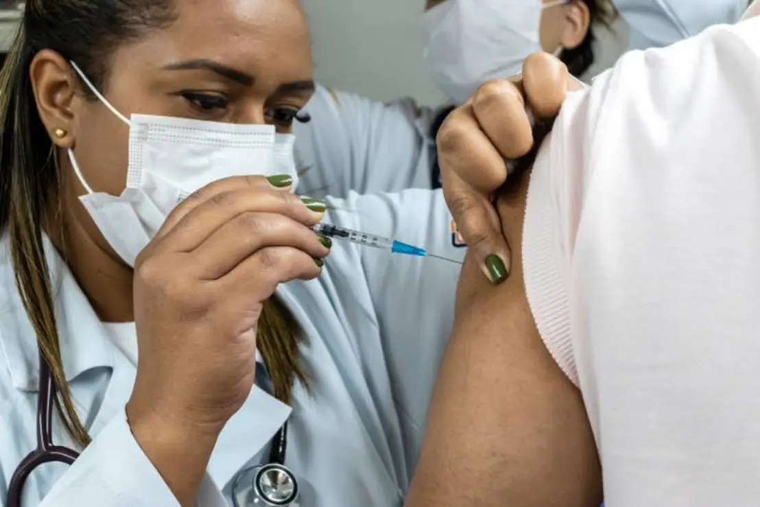 A gripe aviária, tradicionalmente aviária, agora pode ser detectada em humanos, aumentando a possibilidade de contágio entre pessoas e risco de pandemia, afetando a saúde pública e a economia.