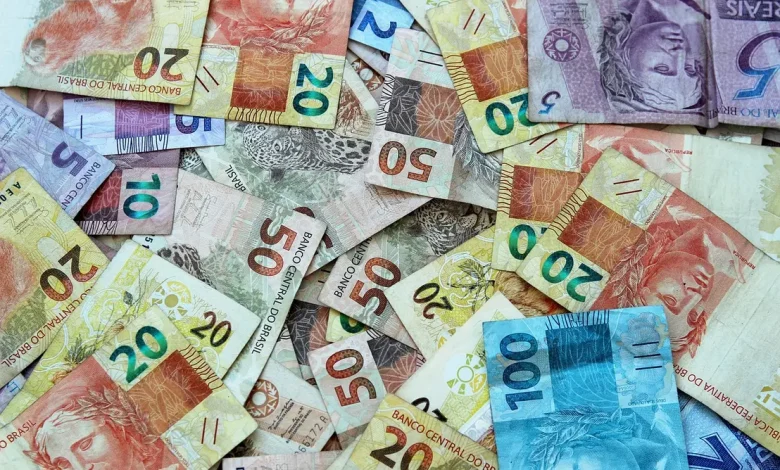 Alterações no sistema de IR de CDBs: taxas variam de 22,5% a 15%, com uma proposta de alíquota fixa de 17,5% em andamento.