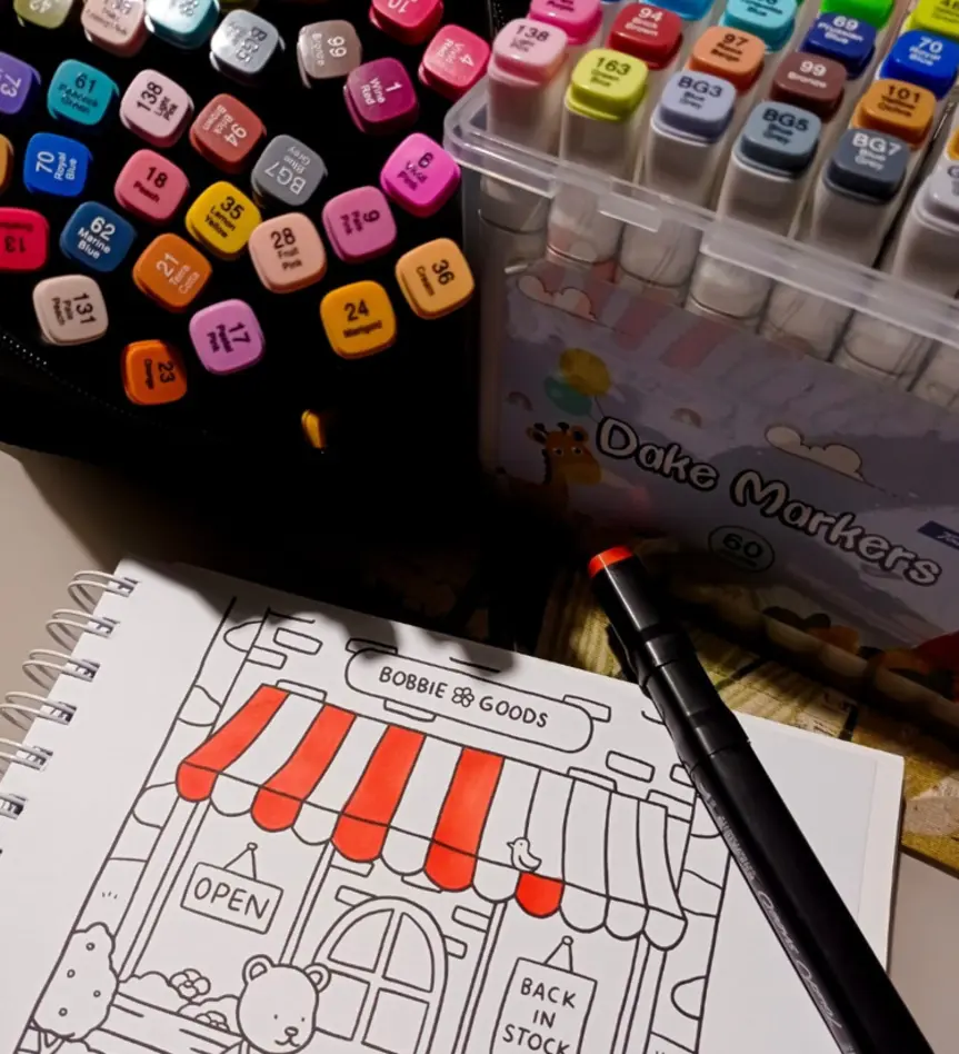 Colorir livros pode ser uma ferramenta terapêutica para controlar estresse e ansiedade, reduzir sintomas de saúde mental e promover equilíbrio em nossa vida.